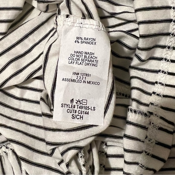 Live in the moment - size small - Striped Peplum Top - NWT - Picture 8 of 9